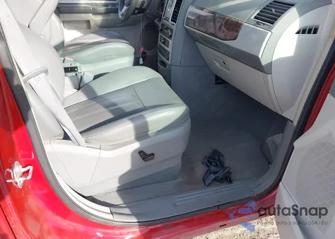 2010 Chrysler Town & Country Touring z USA, uszkodzony, nr VIN 2A4RR5D12AR130196